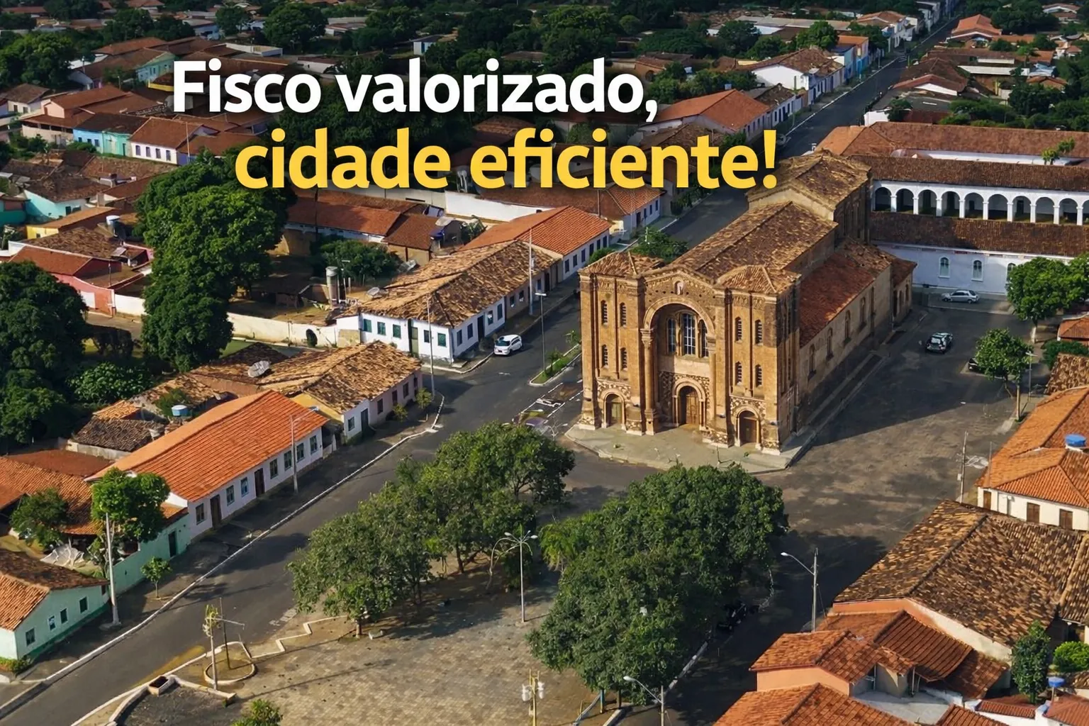 Vista aérea de uma cidade tocantinense com a frase: Fisco valorizado, cidade eficiente!